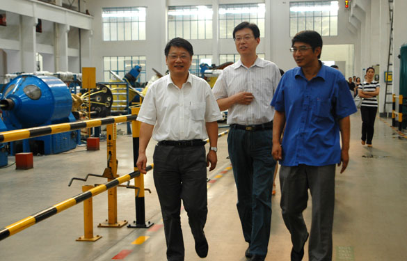 江蘇省經(jīng)信委企業(yè)發(fā)展服務(wù)處處長(zhǎng)陳岡一行來(lái)上上集團(tuán)考察指導(dǎo)