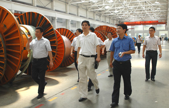 河海大學(xué)常州校區(qū)黨委書記吳繼敏一行十余人來(lái)江蘇上上電纜集團(tuán)參觀考察