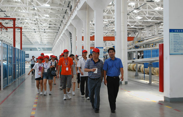 溧陽(yáng)市在校大學(xué)生代表50余人來(lái)上上集團(tuán)參觀學(xué)習(xí)