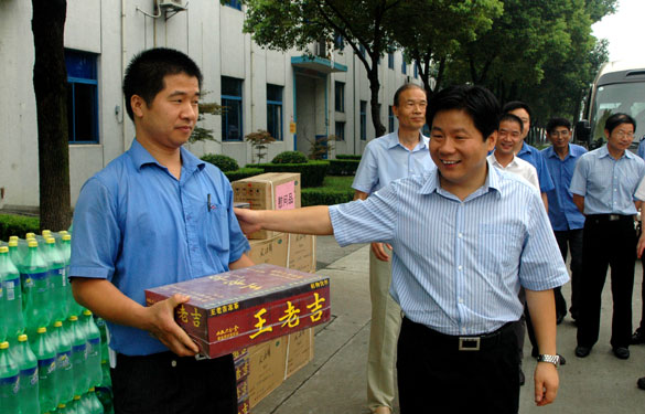溧陽(yáng)市代市長(zhǎng)蘇江華等領(lǐng)導(dǎo)慰問(wèn)上上一線員工