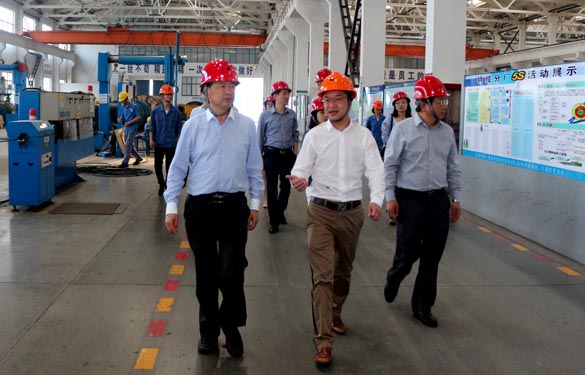 2016年5月6日，江蘇省法制辦主任于愛榮在集團總經(jīng)理丁志鴻陪同下參觀生產(chǎn)現(xiàn)場