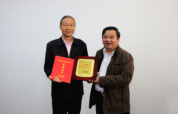 2016年10月12日，常州市經(jīng)信委副主任潘仁賢一行來上上電纜參觀調(diào)研，并為集團董事長丁山華頒發(fā)江蘇省優(yōu)秀企業(yè)家獎牌