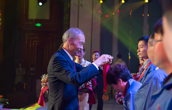 十大功勛員工、十大優(yōu)秀員工頒獎、給董事長送禮物精彩瞬間