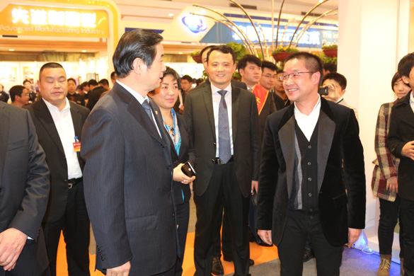 江蘇省青商會科技創(chuàng)新成果展上 史和平副省長駐足參觀上上集團(tuán)三代核電AP1000殼內(nèi)電纜