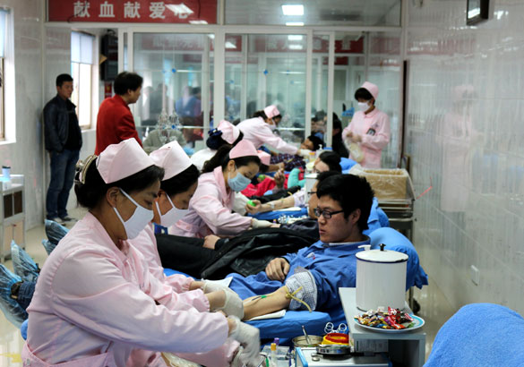 上上集團(tuán)組織員工無(wú)償獻(xiàn)血“為雅安祈?！?>
                                                                    <img class=